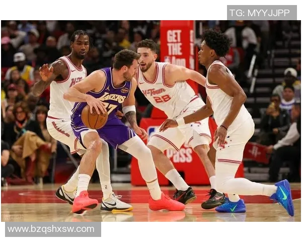 湖人火箭激战正酣精彩隔扣瞬间引爆全场球迷热情